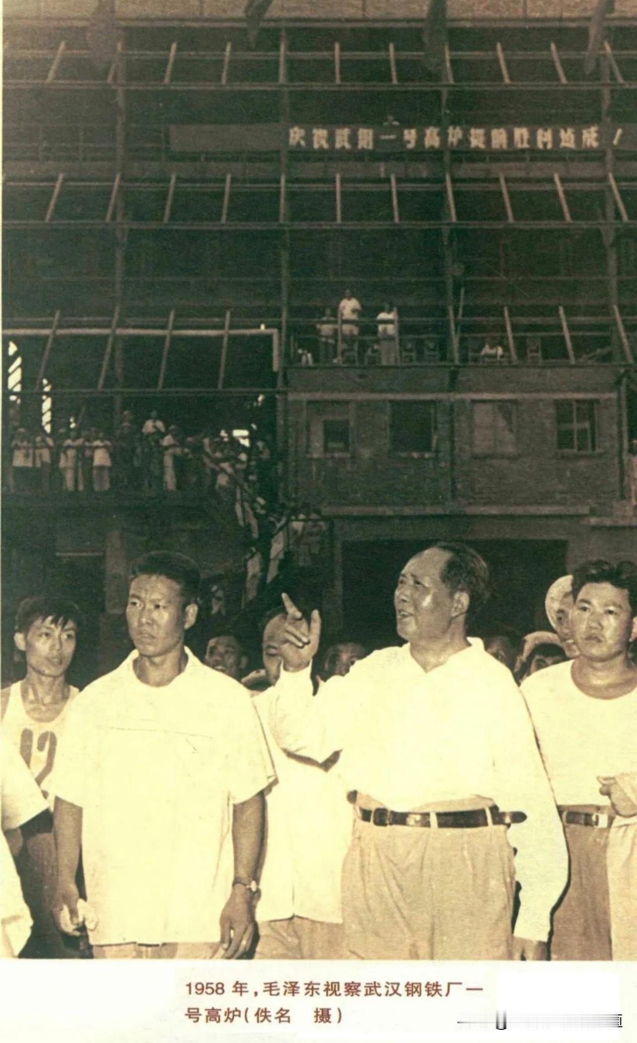 还有吃的，
土豆烧熟了，
再加牛肉。
不须放屁，
试看天地翻覆。
《念奴娇·鸟儿