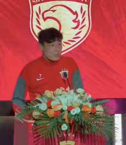 2月27日，上海海港举行新赛季出征仪式，老将武磊在会上发言。他强调新老交替要做好