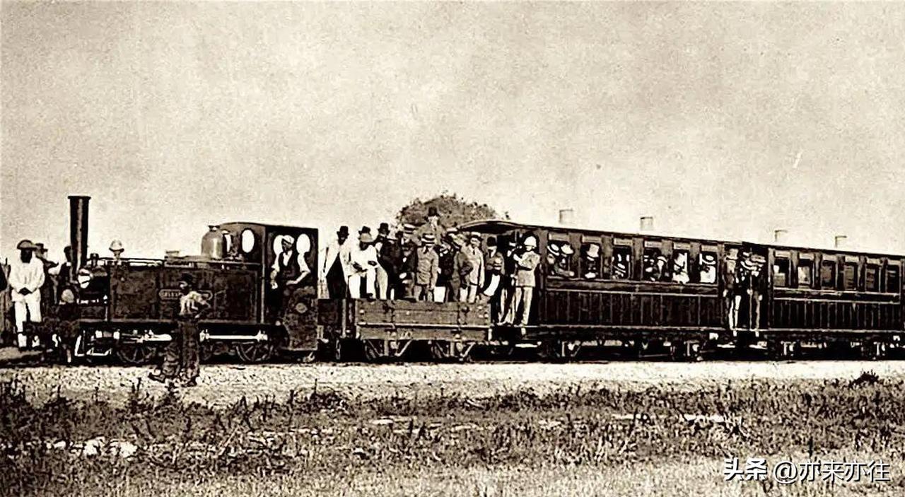 历史上今天：

1876年7月3日（清光绪二年闰五月十二日），中国第一条营运铁路