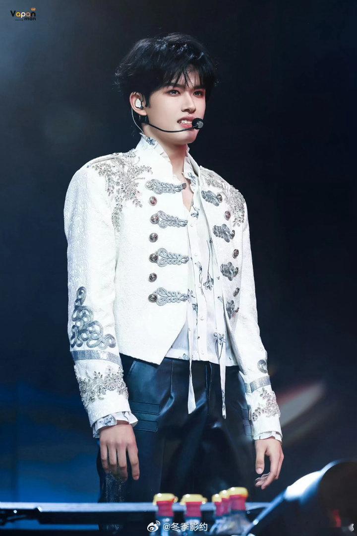 张极直播 张极直播全程看下来就一个感觉，太稳了。表现力强但不张扬，性格温柔又有自