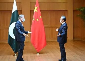 别整天把巴铁挂在嘴边了，“巴铁”不是真的铁，在利益面前照样会“背叛”中国。
 