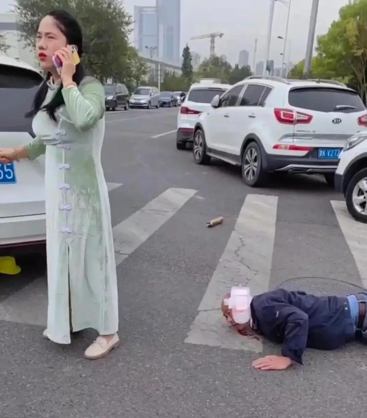 笑的我肚子疼，说啥好啊！一大爷被一女司机撞，脑袋冒血，女司机情急之下迅速展开急救