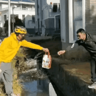 这条沟把外卖小哥的劈叉技术都锻炼出来了