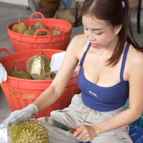 而在金龙溜达完了这条街以后，又带大家去看水果西施了，我们也可以看到水果西施的长相