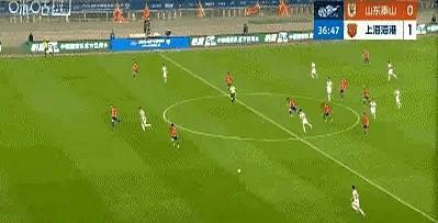 中超第6轮，山东泰山坐镇主场迎战上海海港。赛前首发大名单一贴出来，主队看台上的气