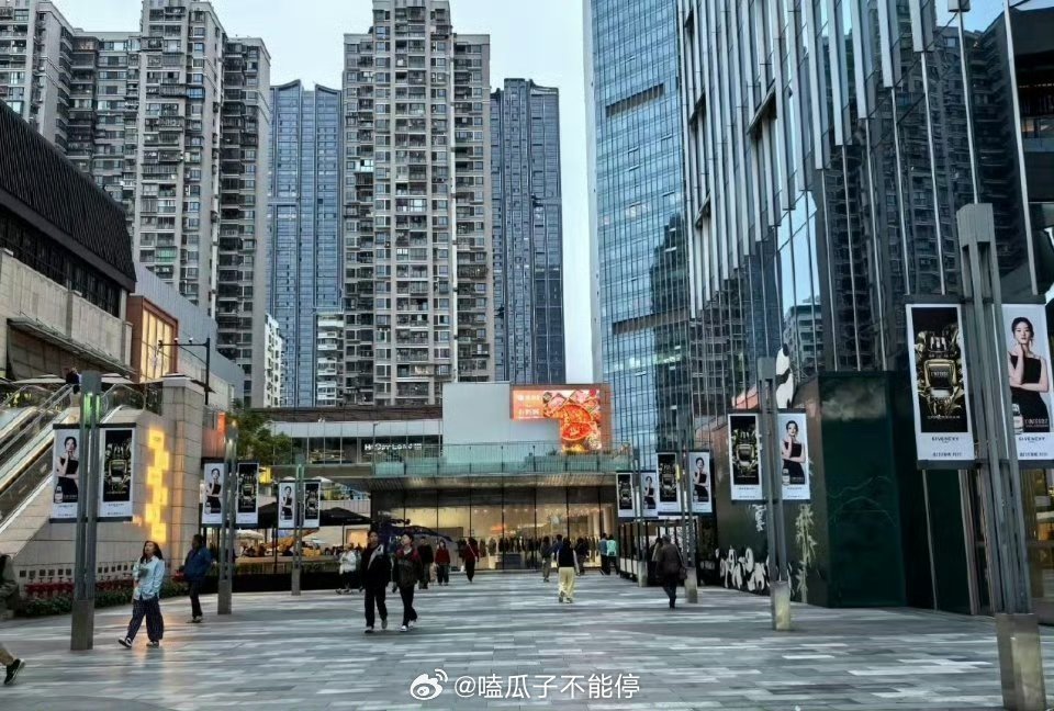 厦门万象城西区广场，好多赵丽颖Givenchy地广！！ 