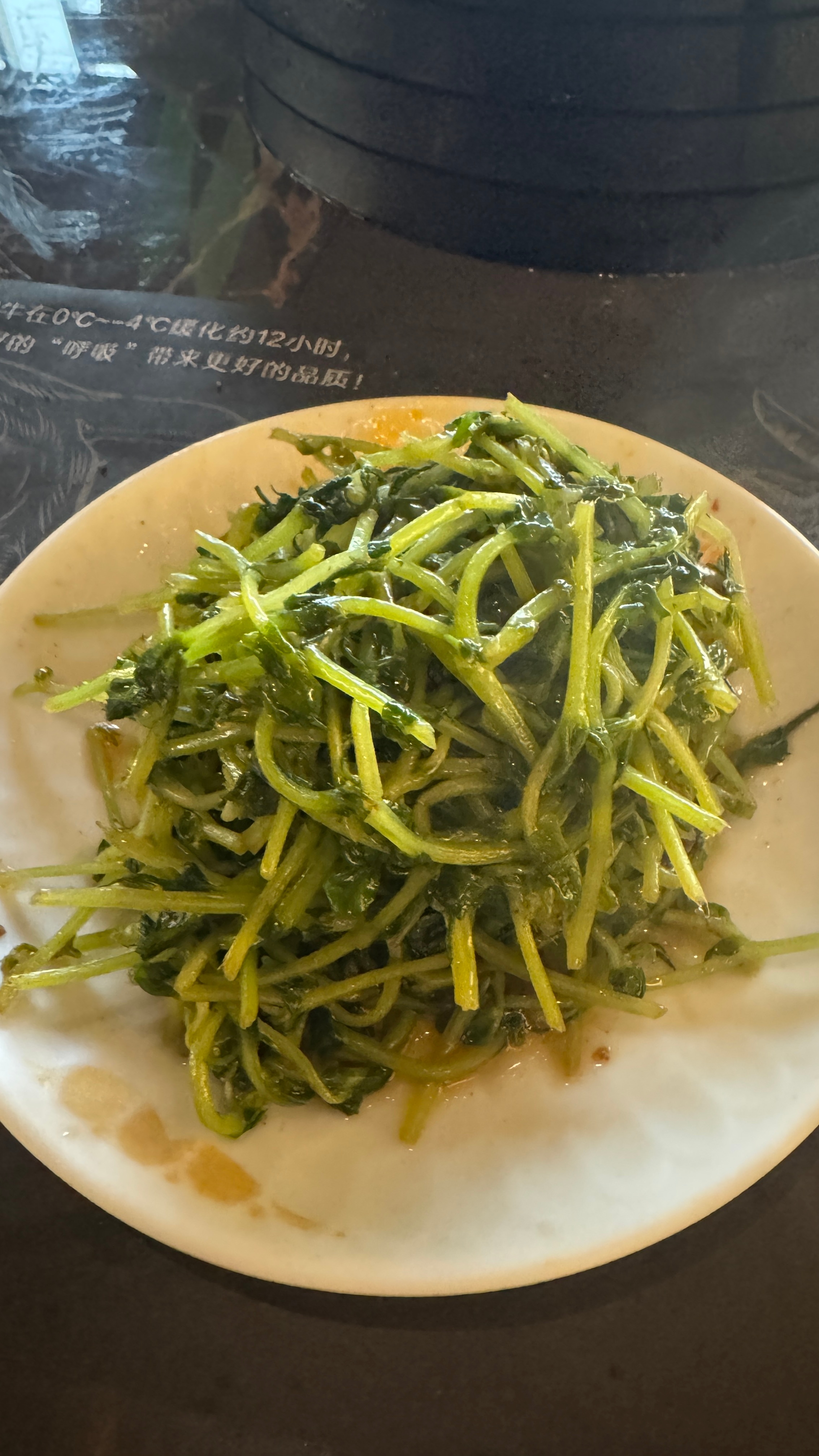 哞的一声开始吃草 