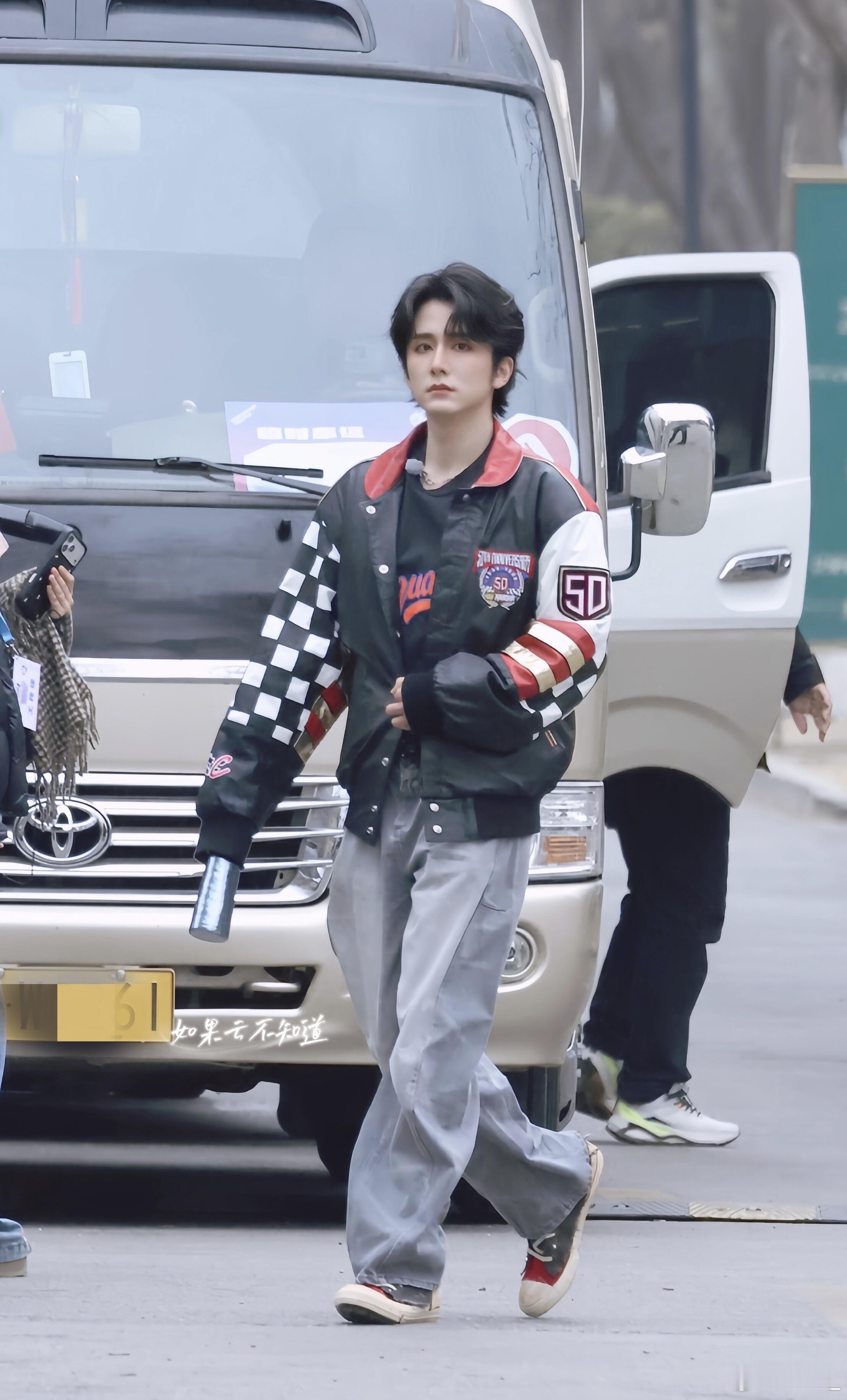 张新成的保温杯里全是冰块这样拿保温杯不抽象吗？别人保温杯养生泡茶，张新成装满冰块