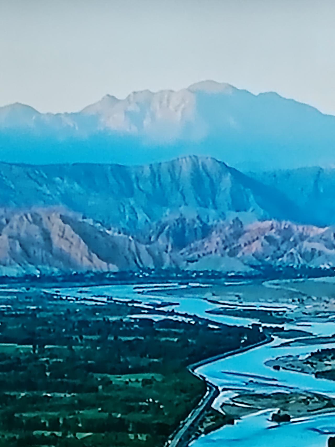 上联：清风缕缕惹人醉。请诗友下联细雨绵绵唤梦甜