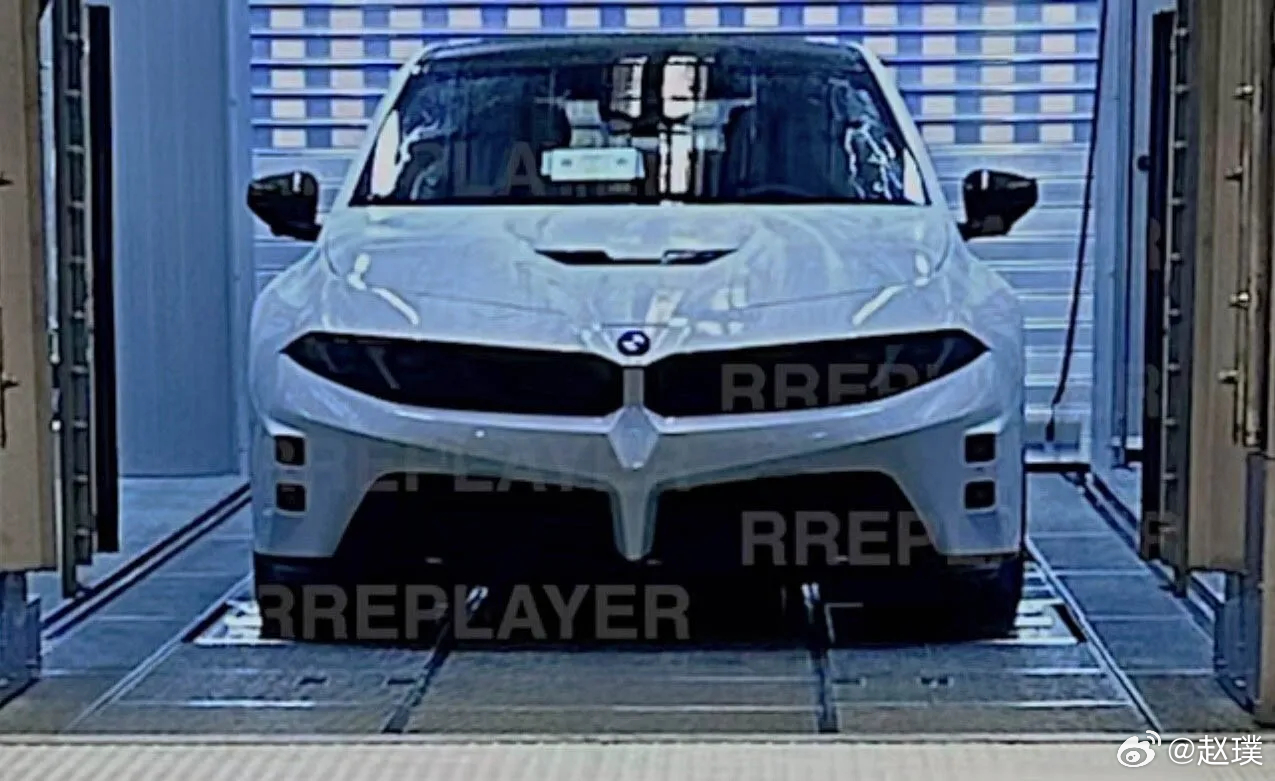 据说是新世代宝马iM3的实拍谍照。下一代M3真长这样？再换个恶魔耳，那可太顶了！