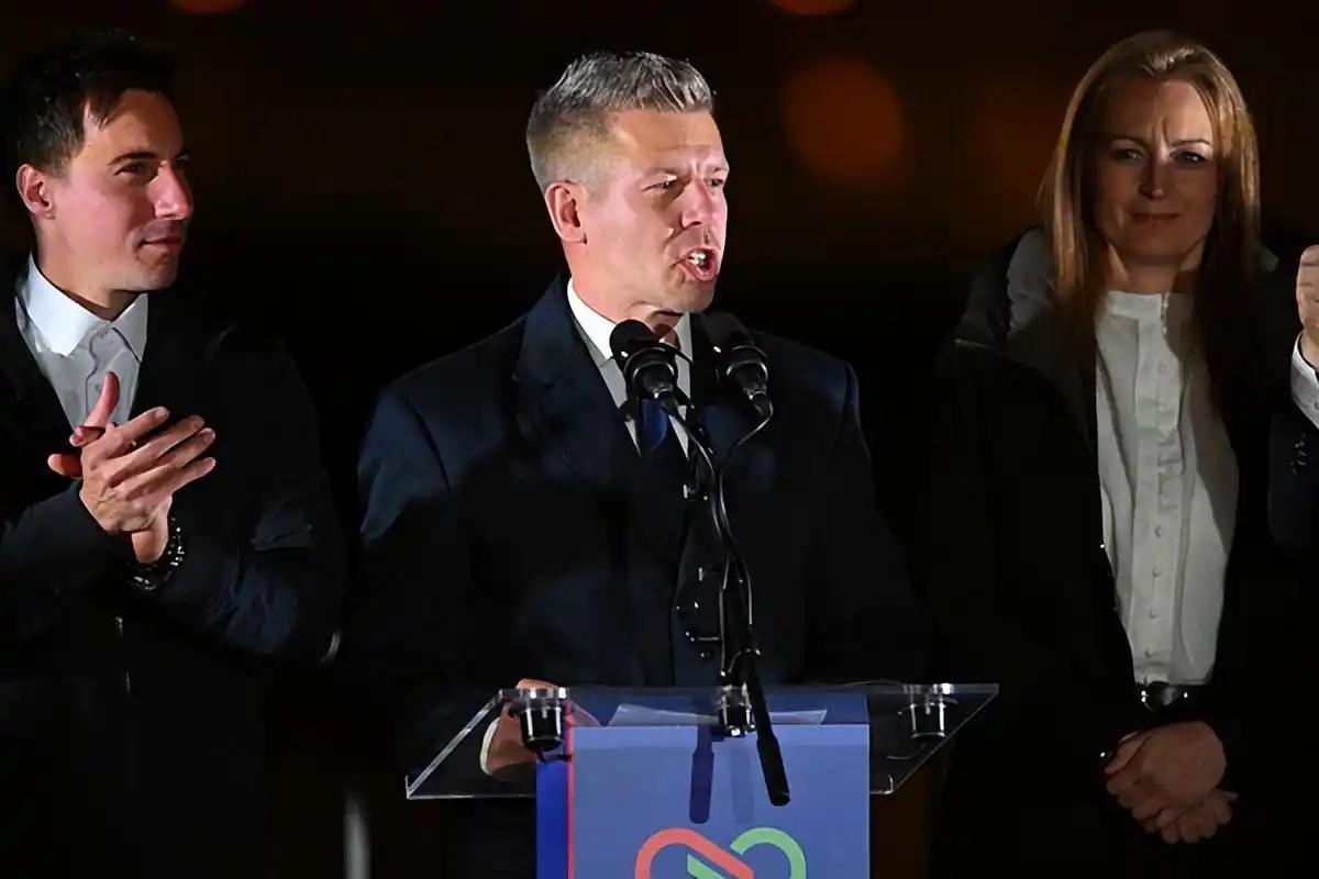 第一时间就对中国喊话了！在击败欧尔班之后，蒂萨党主席毛焦尔·彼得对我们喊话了！