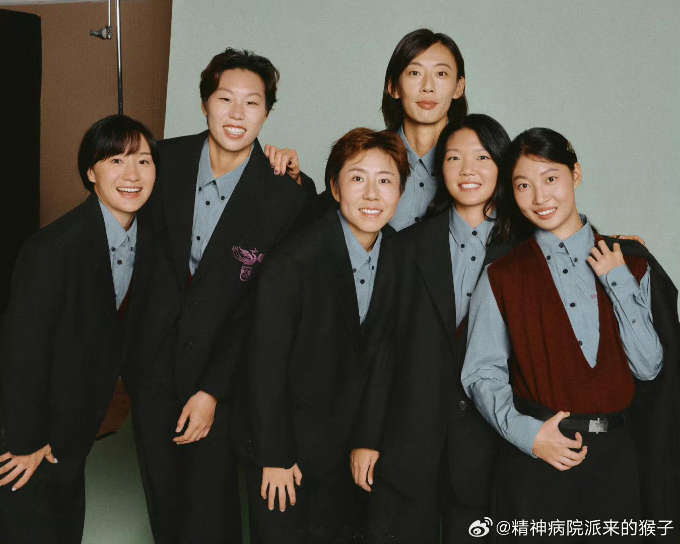 普拉达为中国女足征战亚洲杯定定制了全新的正装制服🤵🏻♀️📷 