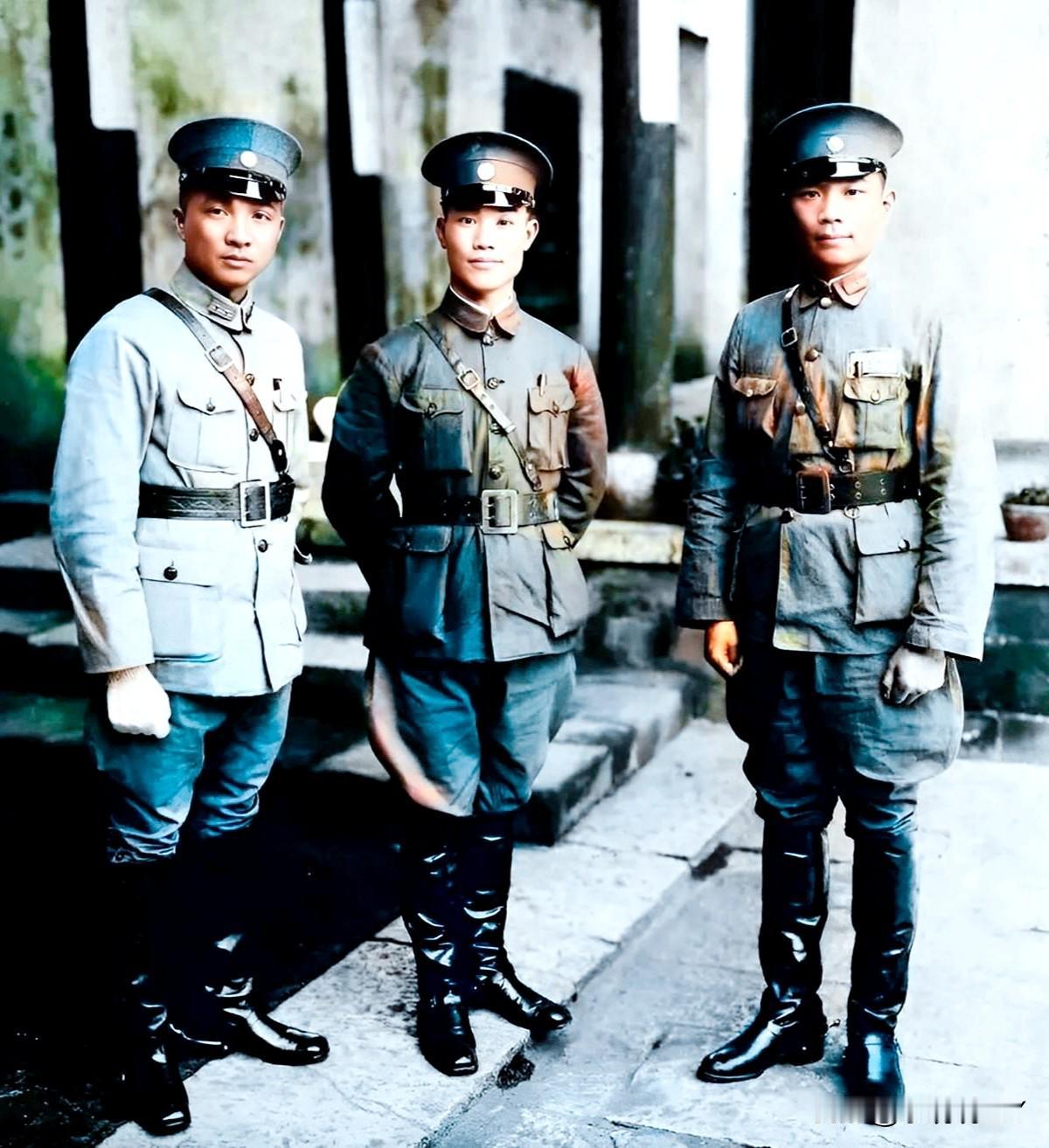 原来这才是他们三人年轻时候的真实模样，而非演员饰演的角色！这张老照片摄于1930