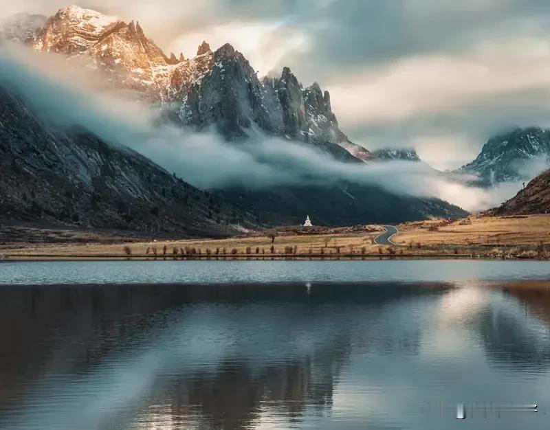 《水调歌头·天地鸿蒙》
天地鸿蒙处，月向哪边圆？星汉浩渺罗列，沧海易桑田。日月轮