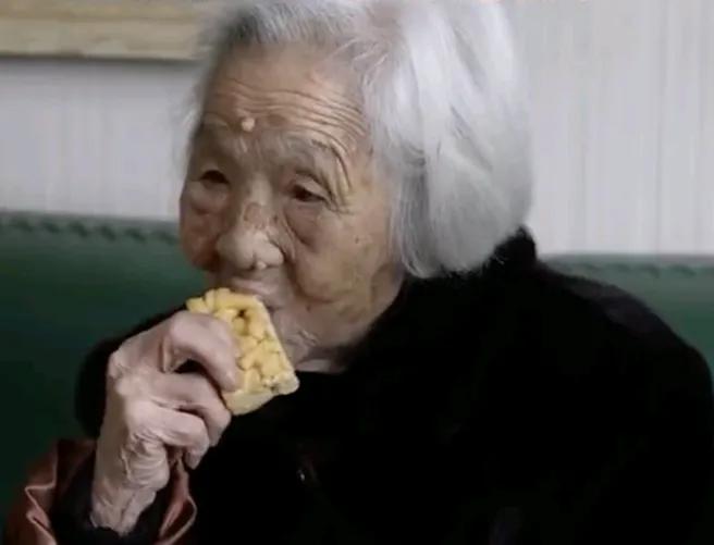 浙江省卻有一位高齡101歲的人瑞奶奶，其獨特的「反向養生」方式，如熬夜追劇到半夜