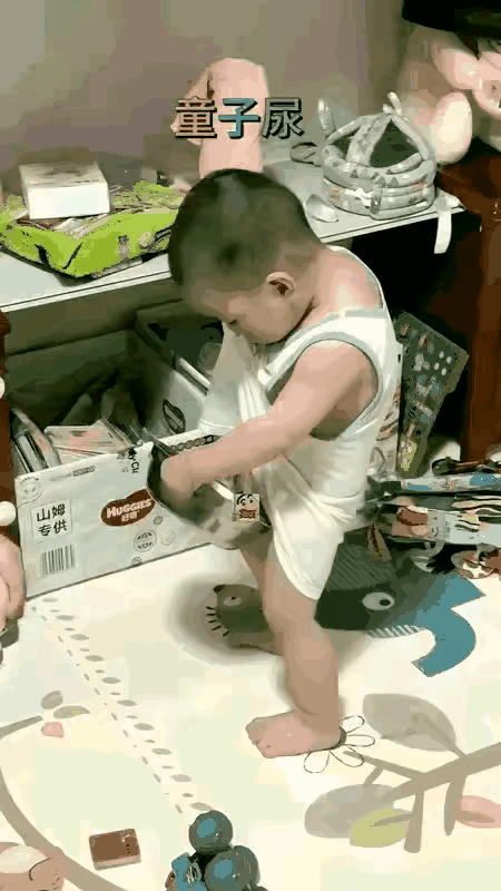 味道好极了？
纯是：自产自销，自己享用，还挺有礼貌，先敬妈妈喝，然后再自己喝，真