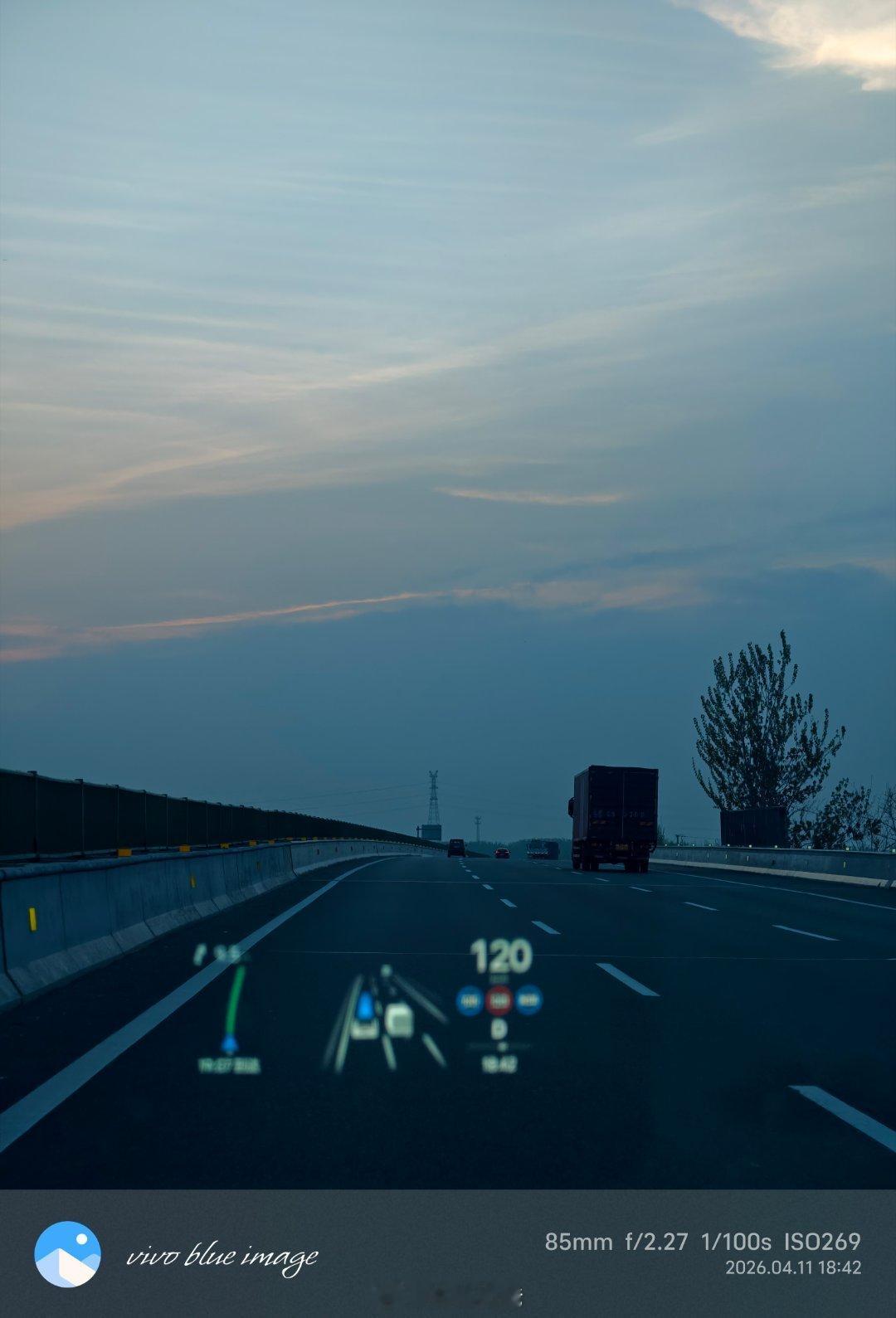 一日游返程咯小朋友累睡着了，用自己的调音大师听会儿喜欢的歌，看看晚霞和云景，惬意