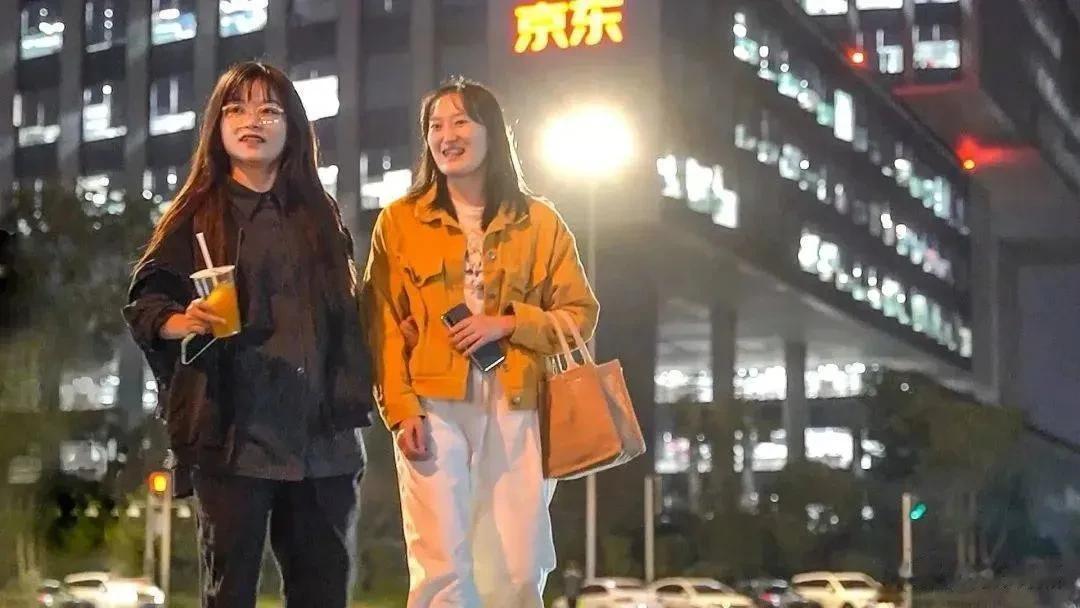 面试40多家公司全部被拒，可她在京东找回了生活的勇气。
 
四川姑娘宋慧丽，患有