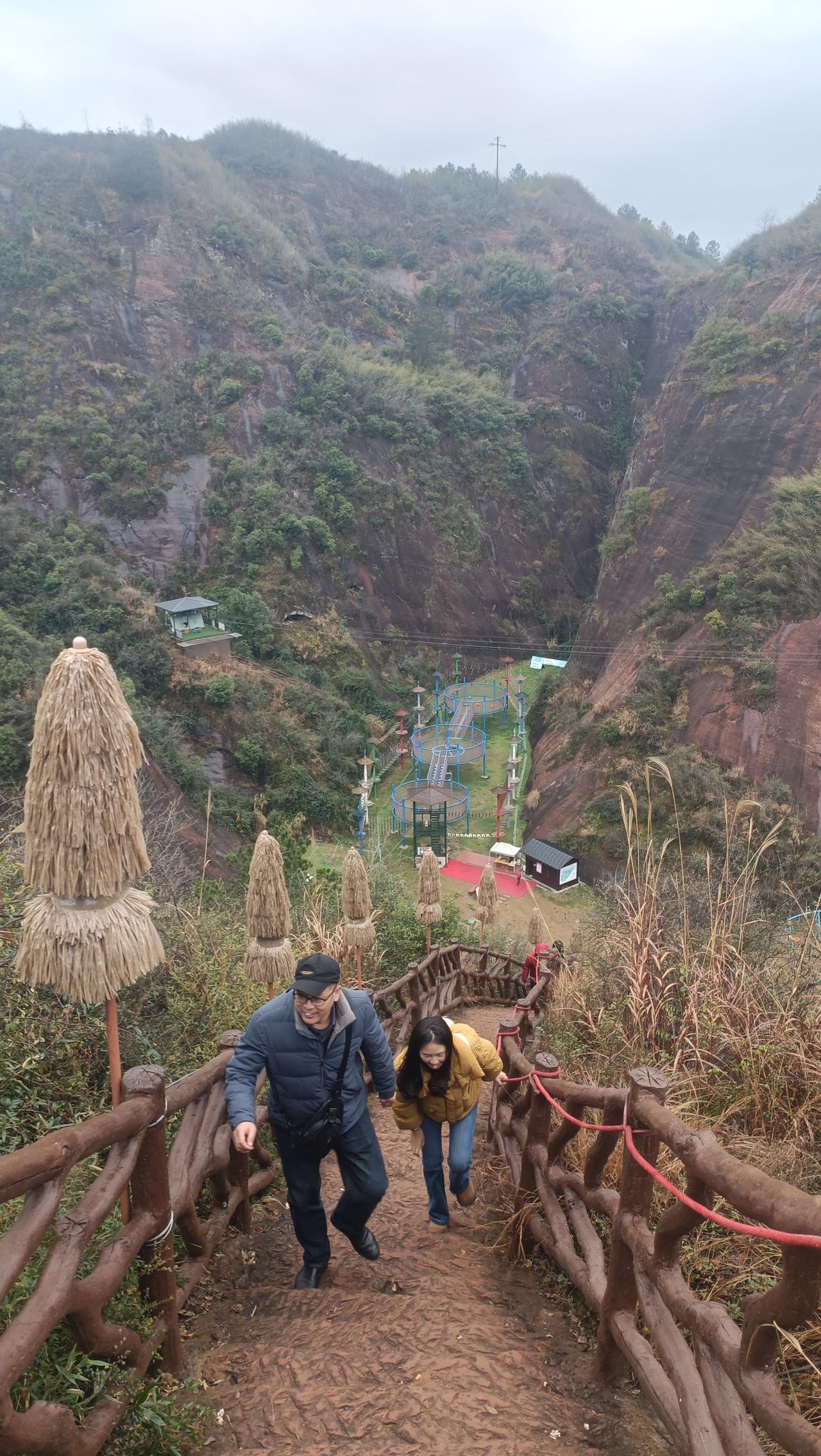 今天来到慈利的红岩岭景区，这个地方是丹霞地貌，整个山都是红色的。
台阶沿着山脊凿