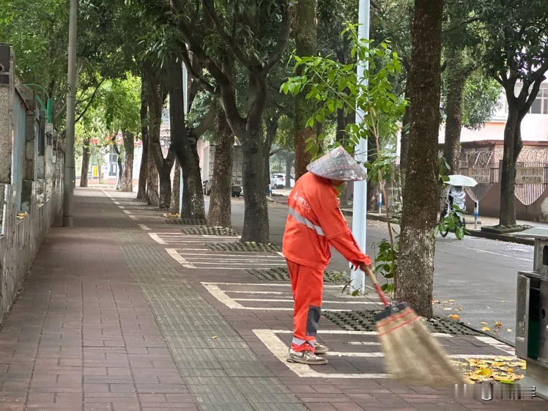 五一假期国内3.14亿人次出游劳动最光荣！向默默坚守一线岗位的工作人员致敬。鼎湖