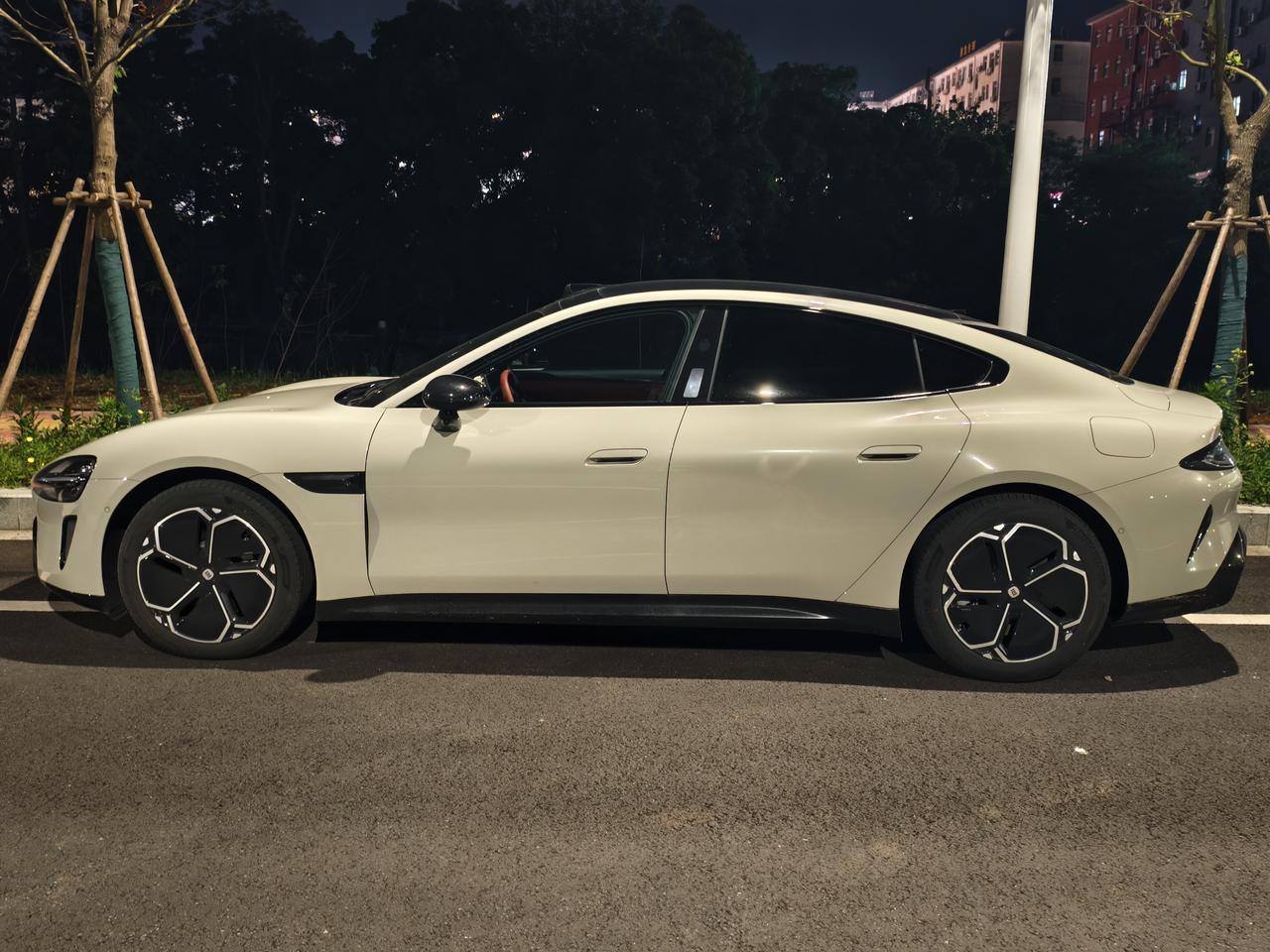 夜幕下的小米SU7真帅！