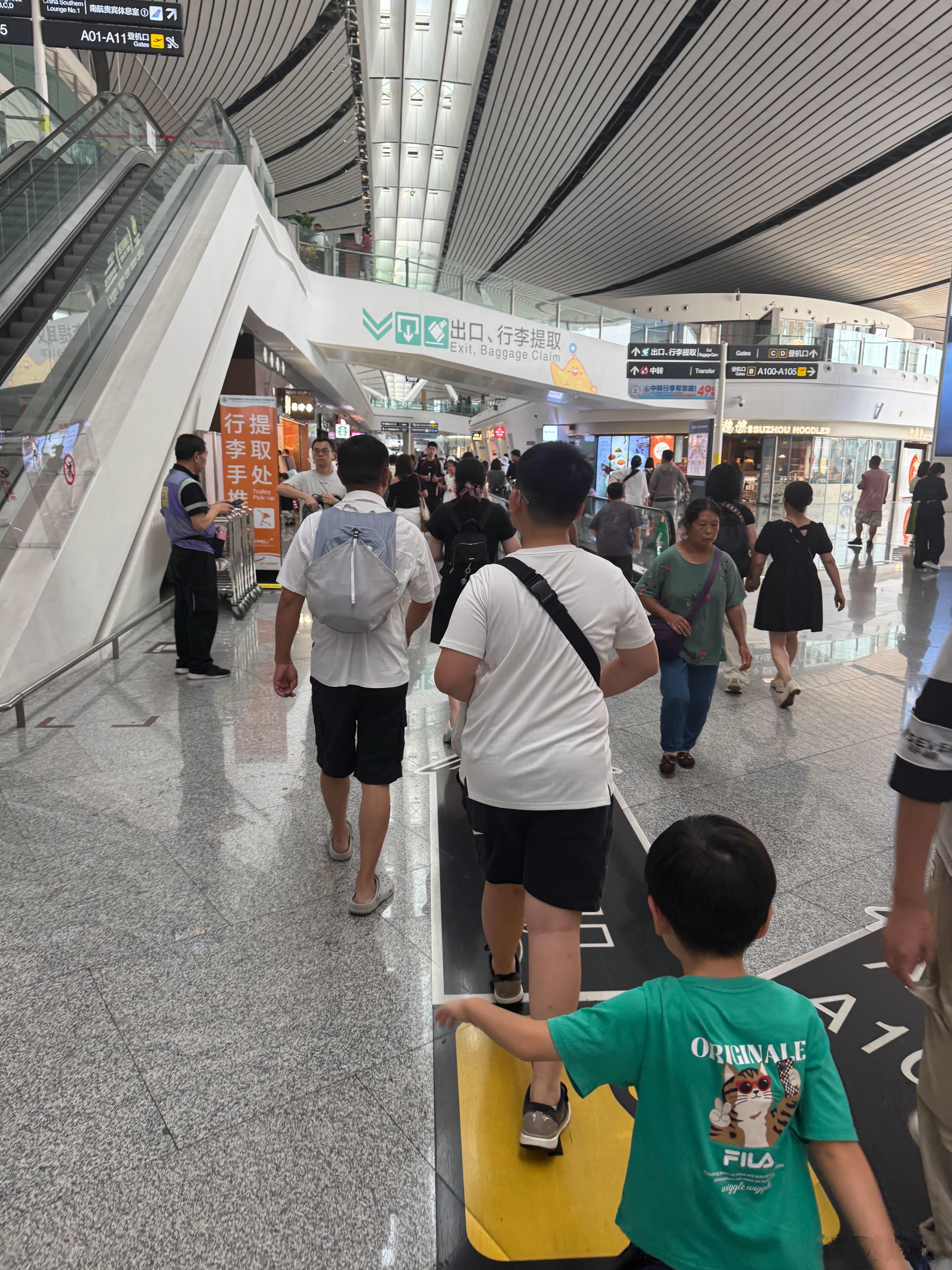机场全是孩子暑假最后的疯狂？ 