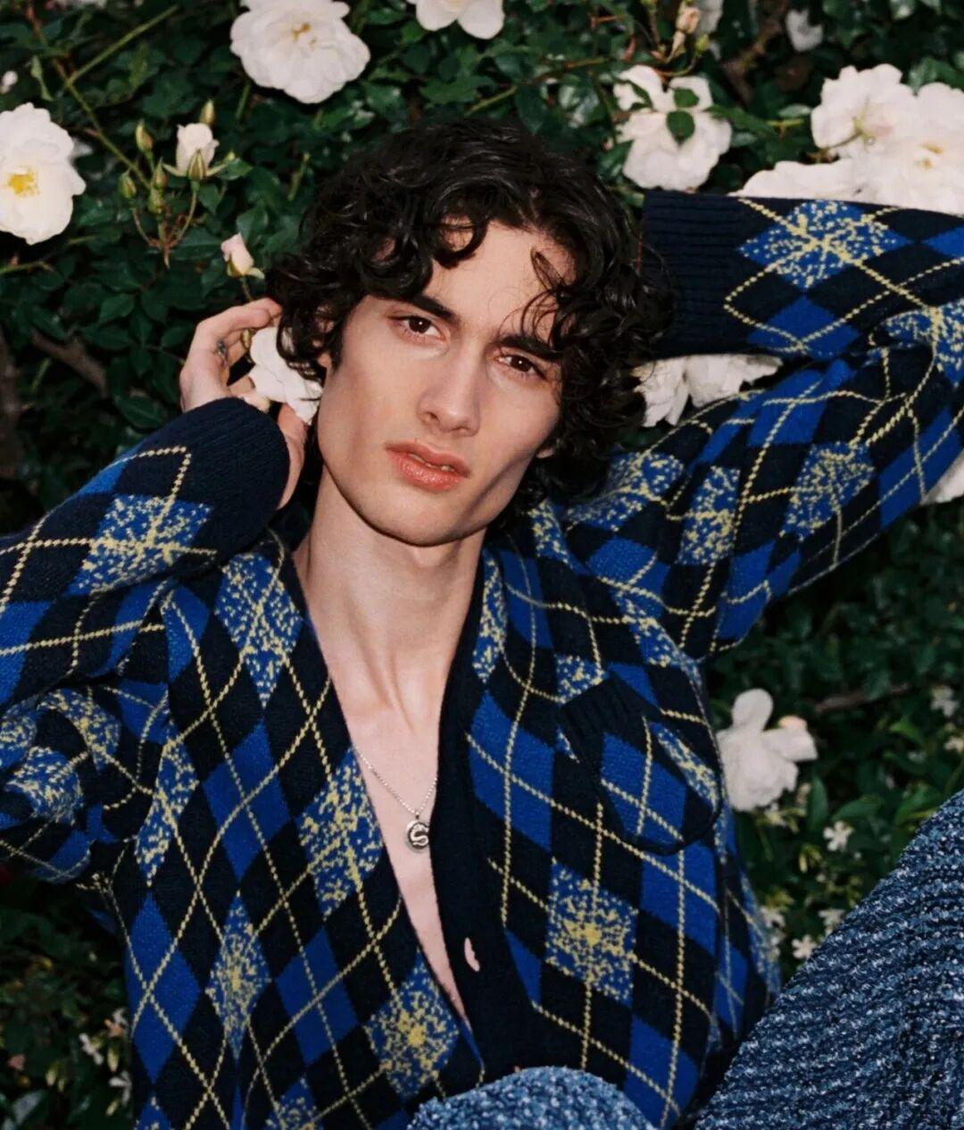 作为一位20岁的美国新星，Sombr的崛起之路本就充满惊喜。他出生于音乐世家，早