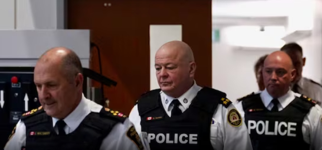 据CBC和星报报道，在大规模针对有组织犯罪和腐败的调查中，多伦多警队有七名在职警