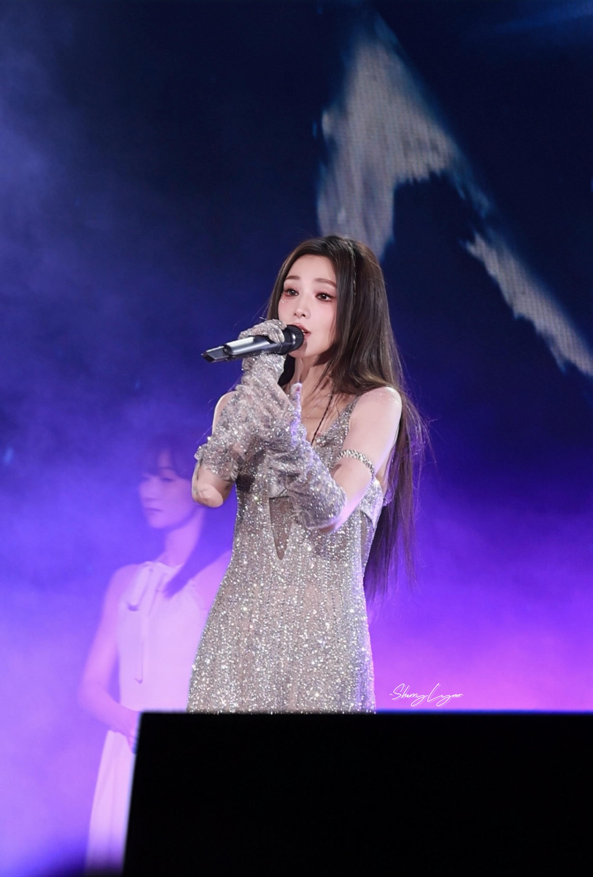 派酱安利 彭小苒爆闪吊带裙一席银色闪片吊带裙，闪耀夺目，她仿佛披着星光✨而来，简