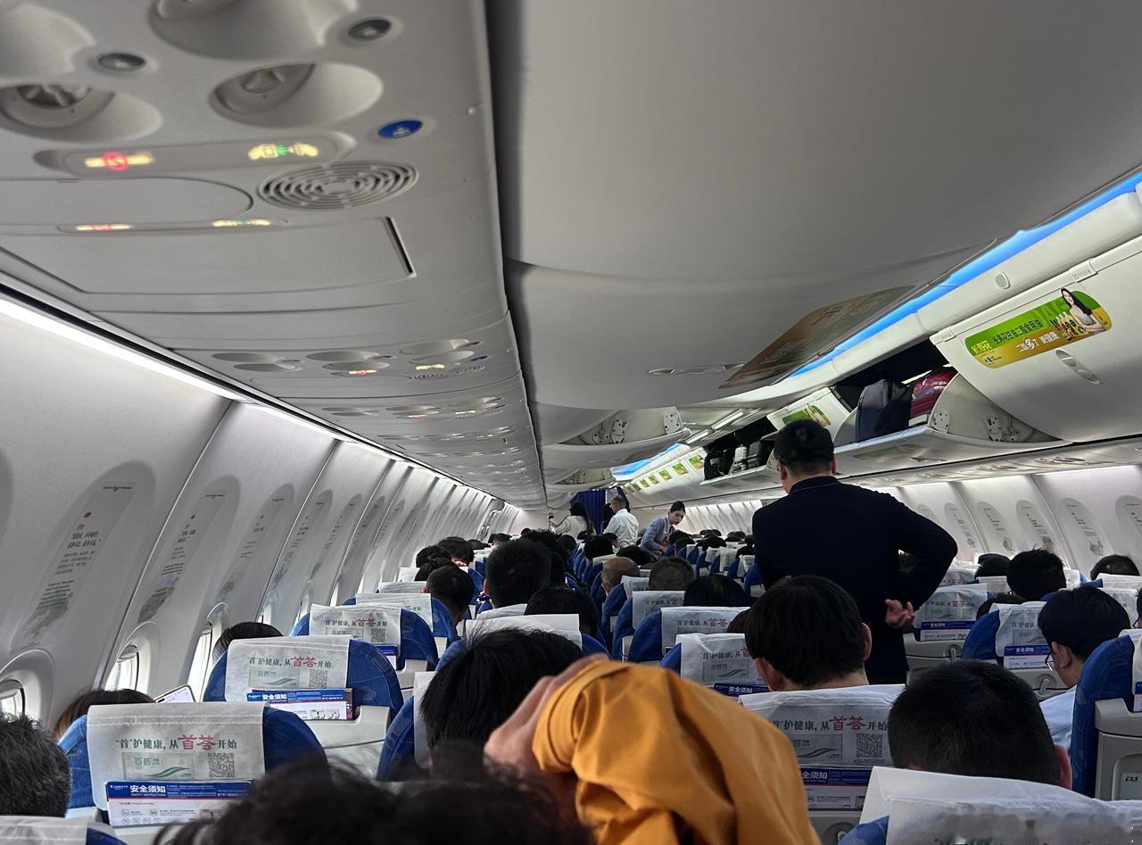 航司执行秋冬航班计划，航班减少，人却没少多少。这段时间乘坐的航班几乎都满员。