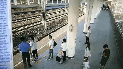这个女子也不知道遇到了什么样的情况，突然就想不开了，在关键的一刻，好心人把她从鬼