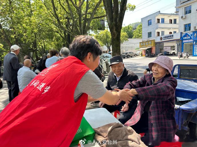 台州便民服务日将关怀送到长者家门口 近日，台州三门。海游街道石羊社区成功举办“乐