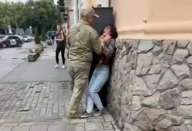 乌克兰强制征兵抓壮丁，已经激起极大的民愤！当征兵人员开始对手无寸铁的老百姓，甚至