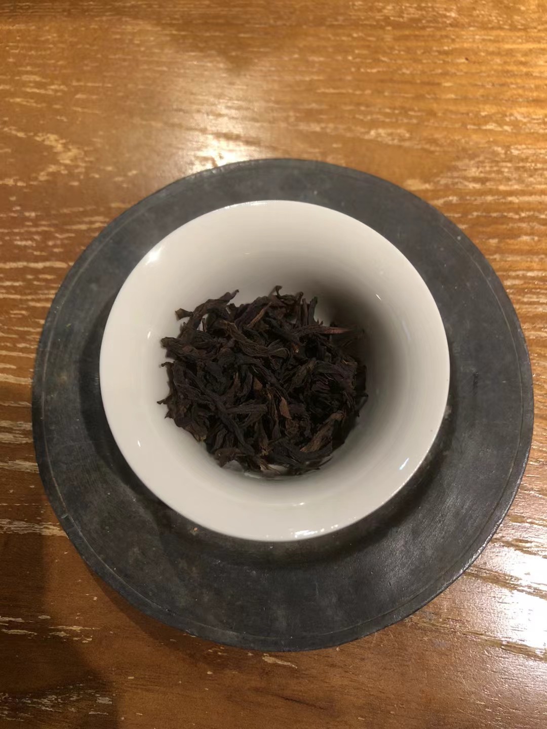 品茶赏器交友  茶，是对春日的珍藏。纵使在四季的任何时节饮茶，都能从那一缕茶香中