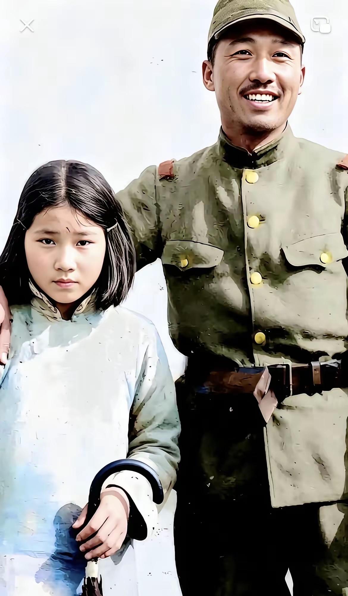 1938年，南京街头留下了这张令人揪心的照片。
日军士兵拦下一名过路的中国女孩，