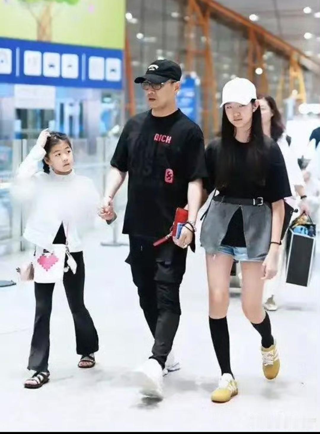 原来他的这个女儿最像皮裤，尤其是腿型和走路的姿势，完全得到了皮裤的真传！
感觉做