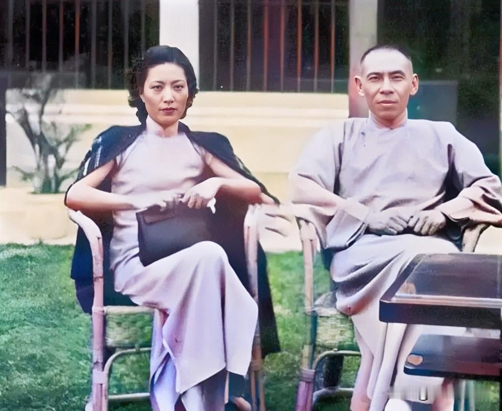 这才是孟小冬与杜月笙的真实貌相，这可不是演戏，而是1936年二人在上海坐在藤椅上