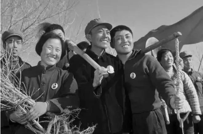 1978年，知青返城。邹雪生送走所有的战友，自己却被独自留在了北大荒。他知道自己