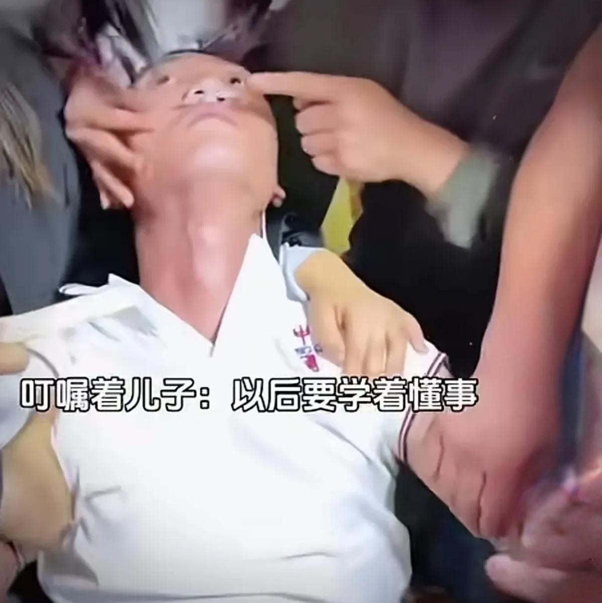 生命尽头，年轻爸爸对儿子最不舍的叮嘱，泪目！
​
​病床上的手，轻轻搭在三四岁孩