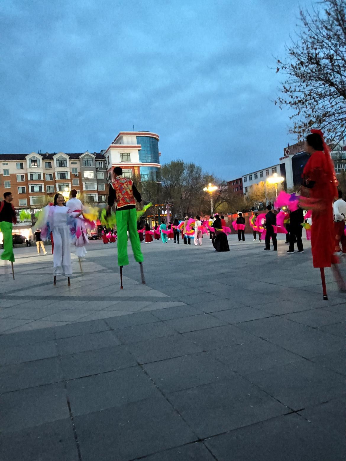 广场上人声鼎沸，彩旗招展，热闹非凡。