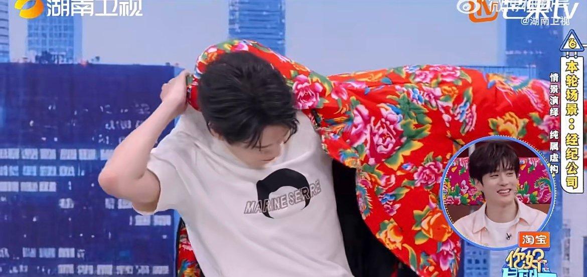 魏大勋一秒换装东北大花袄即兴表演惊喜不断，一秒换上大花袄，反差萌太可爱了！你好星