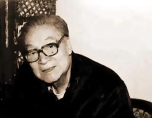 2005年，作家冯亦代在临终之际，抓着妻子黄宗英的手，求她：“能不能把我跟原配葬