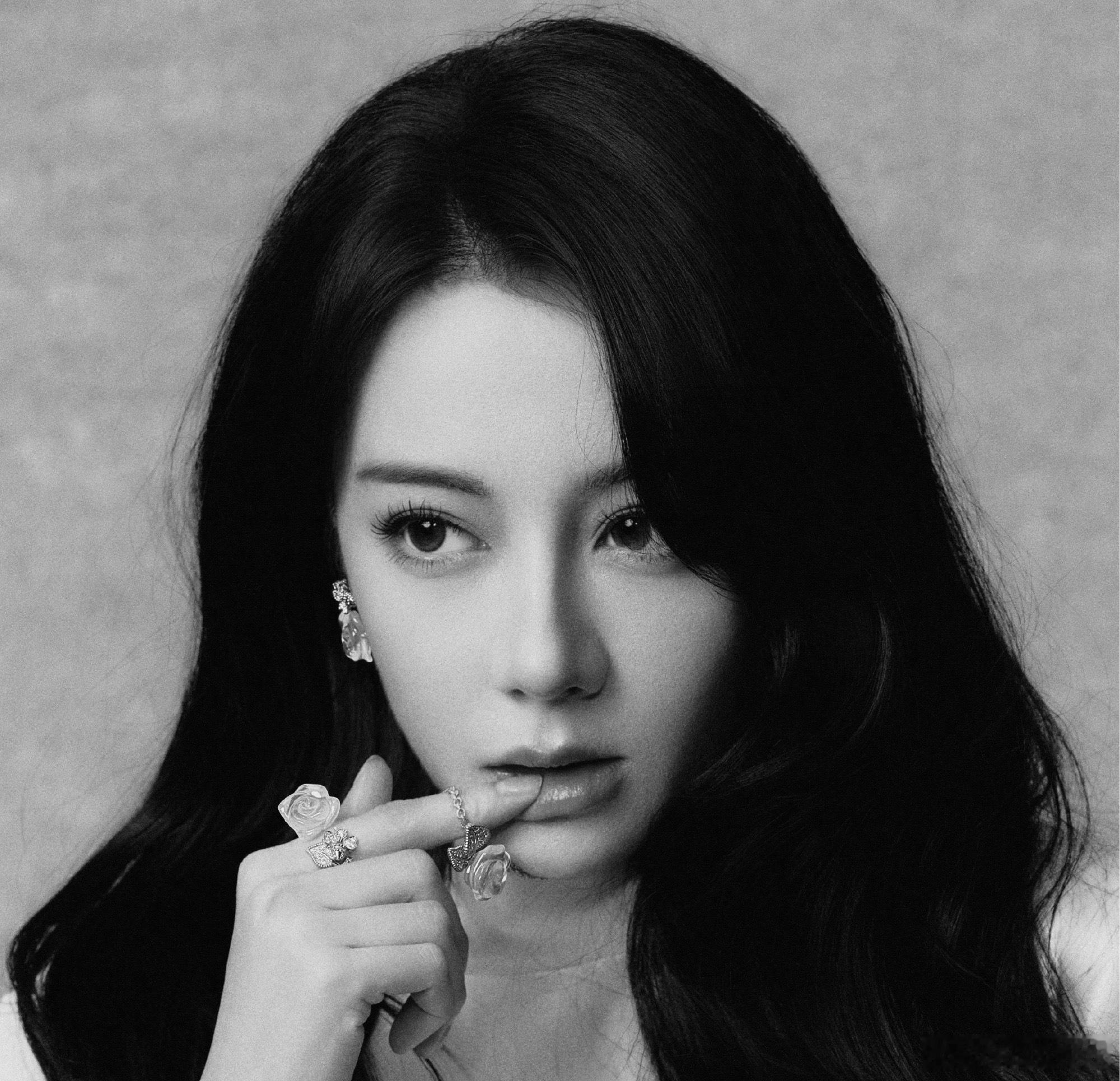 今年的时尚大刊三月开季封面预告有迪丽热巴，燥候时尚女王迪丽热巴开季，期待美巴！