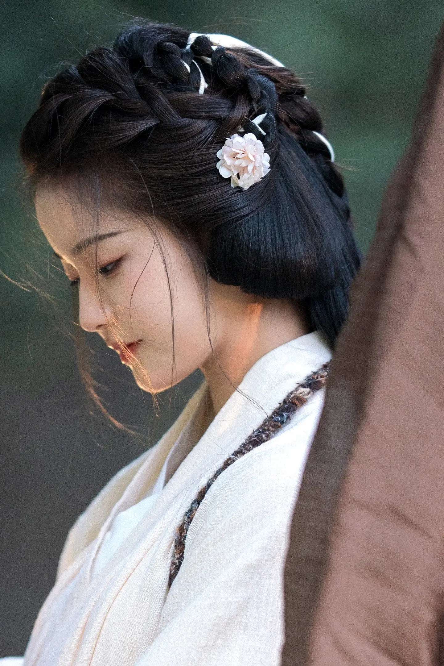 众里嫣然通一顾，人间颜色如尘土。