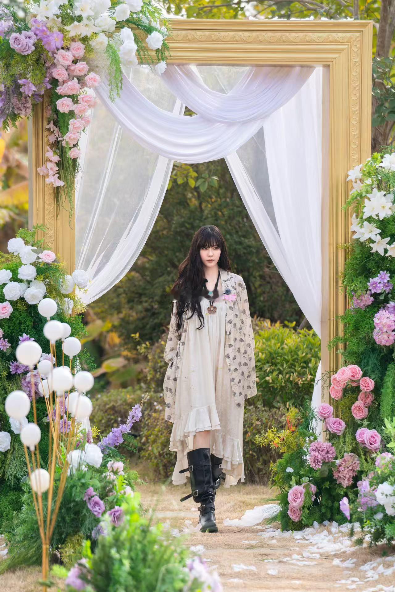 徐志胜贴脸开大宋妍霏臭脸宋妍霏遇上徐志胜，高冷面具瞬间碎裂！那个猝不及防的笑开花