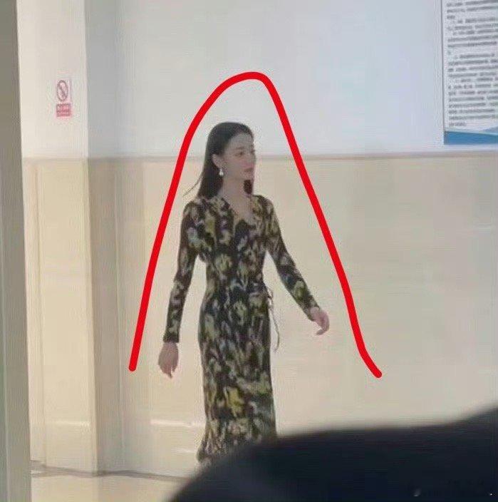 迪丽热巴《枭起青壤》最新路透完全没有《许我耀眼》路透衣服漂亮。 ​​​