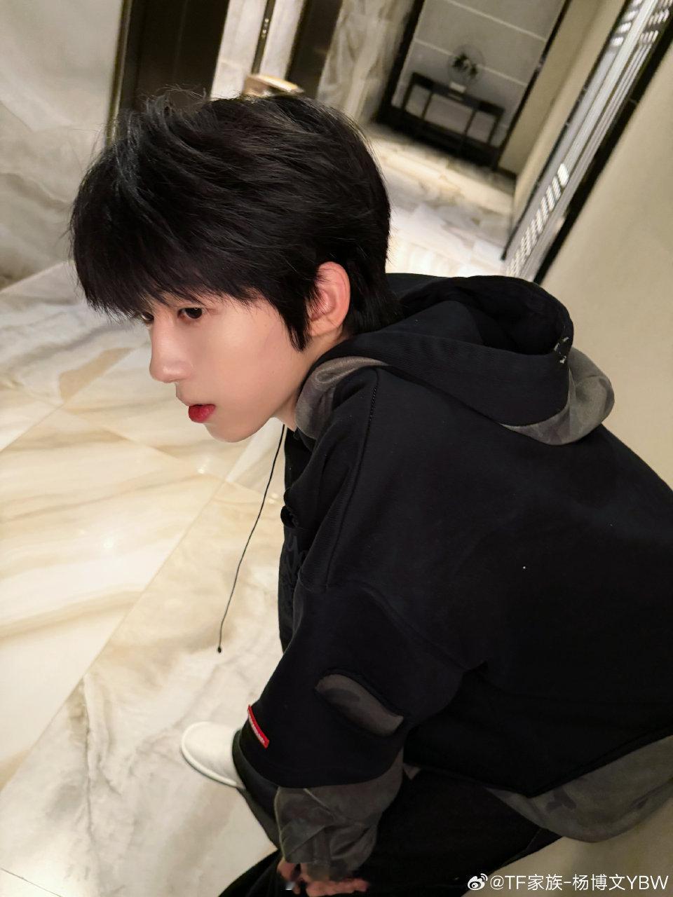 杨博文营业：体能恢复中…^^;啊啊啊，每一张都好帅好迷人，杨博文粉丝吃真好