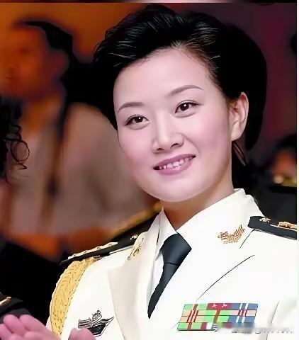 她美得高贵典雅，浑身仿佛自带光芒。五官精致立体，从年轻一直美到现在，被不少人称作