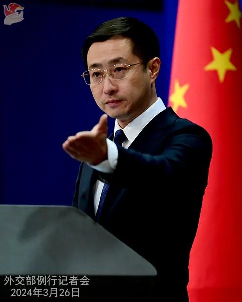 外交部发言人未点名批评印度
昨天（3月26日），路透社记者提问：“最近菲中双方在
