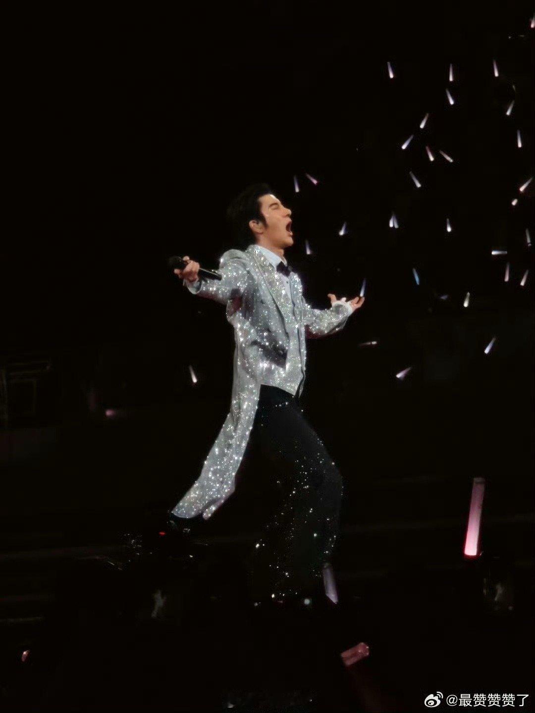 王力宏贴脸唱心跳 王力宏杭州演唱会贴脸唱《心跳》，近距离镜头下状态惊艳，舞台魅力